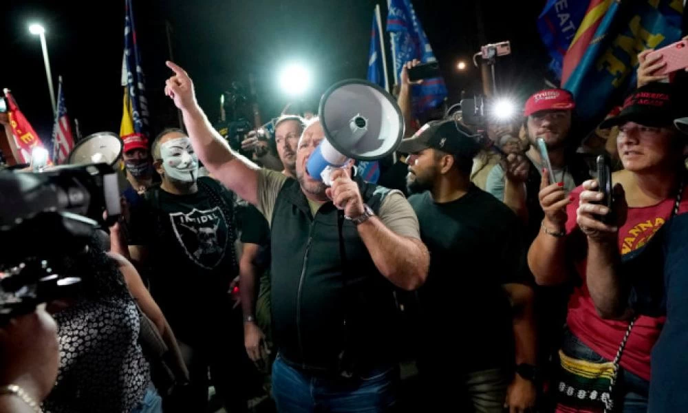 Εκλογές ΗΠΑ: Ενταση για δεύτερη νύχτα στην Αριζόνα -Πήραν τα όπλα οι ψηφοφόροι (εικόνες)